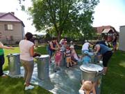 Společné odpoledne rodičů a dětí - natírání popelnic